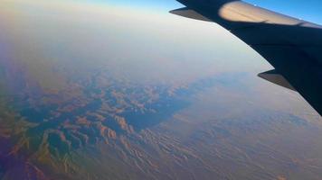 vliegend bovenstaand de wolken en de landschap luchthaven over- Singapore. video