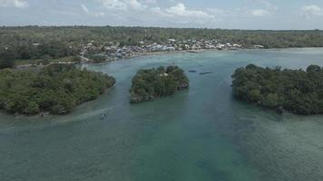 antenne visie van veel klein eiland in maluku, Indonesië video