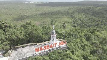 vista aérea de la estatua de jesús con hermosa vista a la playa en una pequeña isla. maluku, indonesia - julio, 2022 video