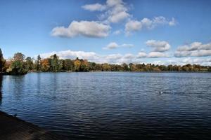 una vista del lago ellesmere foto