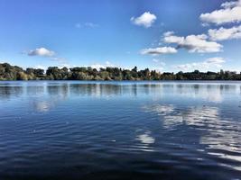 una vista del lago ellesmere foto