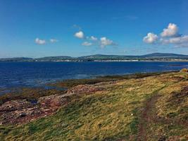 una vista de la isla de man en el verano foto