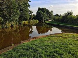 una vista del canal en whitchurch foto