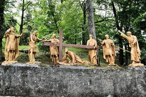 lourdes en francia en 2011. una vista del camino de la cruz en lourdes foto