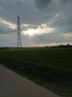 torres de transmisión de energía. Soportes de línea eléctrica de alto voltaje de aire en el campo bajo un cielo azul. paisaje de la región de belgorod foto