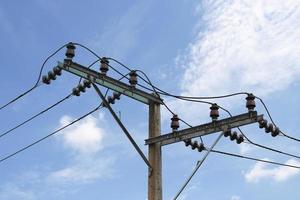 poste de energía contra el cielo foto