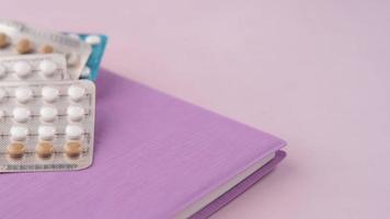 langzaam pan van geboorte controle pil pakketten Aan top van kalender ontwerper notitieboekje video