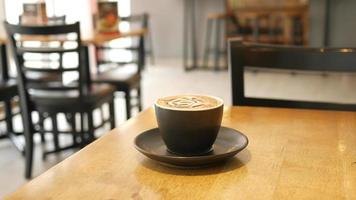 mocka latte i keramisk råna och skum konst på en tabell av tömma Kafé video