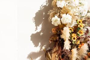 Fondo de telón de fondo de flores de boda, fondo colorido. telón de fondo de boda con flores y decoración de boda. fondo de flores de primavera foto
