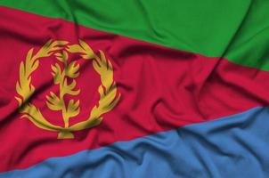 la bandera de eritrea está representada en una tela deportiva con muchos pliegues. bandera del equipo deportivo foto