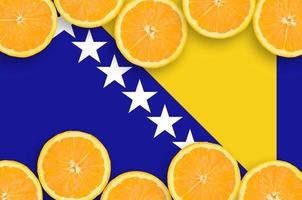 bandera de bosnia y herzegovina en marco horizontal de rodajas de cítricos foto