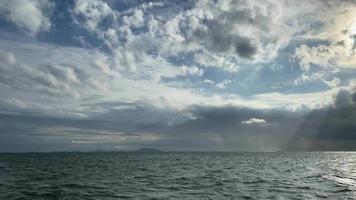 el cielo estaba despejado ante las nubes de lluvia que formaron una tormenta. video