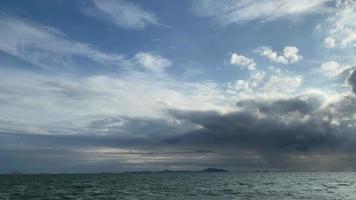 el cielo estaba despejado ante las nubes de lluvia que formaron una tormenta. video