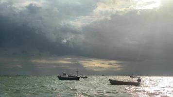 un' pesca barca di fronte un' temporale su un' nero nube giorno. video