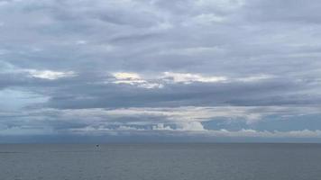 le ciel était clair avant les nuages de pluie qui formaient un orage. video