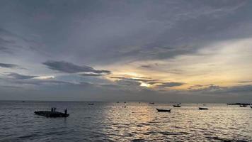 para noma, vista del atardecer en el mar, barco de pesca en el mar video