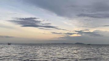 para noma, coucher de soleil sur la mer, bateau de pêche en mer video
