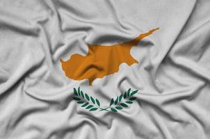la bandera de chipre está representada en una tela deportiva con muchos pliegues. bandera del equipo deportivo foto