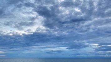 el cielo estaba despejado ante las nubes de lluvia que formaron una tormenta. video