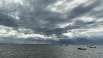 un' pesca barca di fronte un' temporale su un' nero nube giorno. video