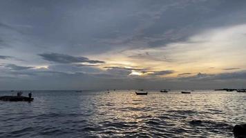 para noma, vista do pôr do sol no mar, barco de pesca marítima video