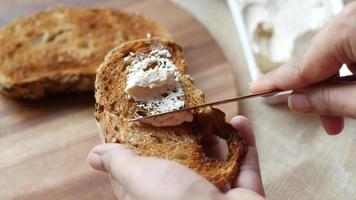 étaler du fromage à la crème aux fines herbes sur du pain grillé video