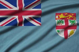 La bandera de Fiji está representada en una tela deportiva con muchos pliegues. bandera del equipo deportivo foto