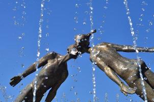 monumento a los amantes en kharkov, ucrania - es un arco formado por las frágiles figuras voladoras de un joven y una niña, fusionados en un beso foto