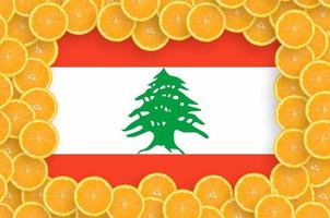 bandera de líbano en marco de rodajas de cítricos frescos foto