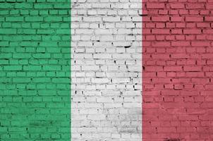 la bandera de italia está pintada en una vieja pared de ladrillos foto