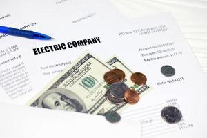 factura de electricidad americana abstracta. concepto de ahorro de dinero mediante el uso de bombillas LED de ahorro de energía y pago de facturas eléctricas foto