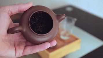 nasse Pu-Erh-Blätter nach dem Aufbrühen video