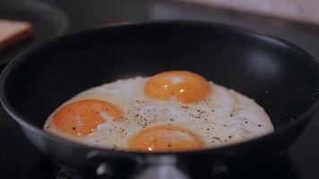 Eier in einer Pfanne braten video
