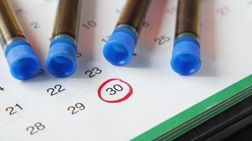 Datum eingekreist auf Kalenderseite mit Laborfläschchen mit Blut video