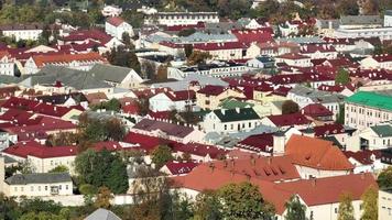 antenn panorama- se över bostads- område med historisk röd tak byggnader video