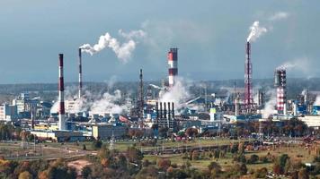 vista aérea de las pipas ahumadas de la planta de la empresa química. concepto de contaminación del aire. paisaje industrial contaminación ambiental residuos de central térmica video