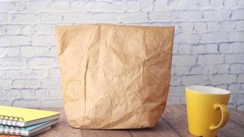 déjeuner de sac en papier brun levé de la table video