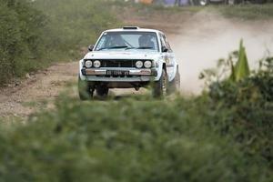 yogyakarta, indonesia - 16 de octubre de 2022 - los corredores compiten en la copa del rey sprint rally jogja foto