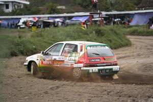 yogyakarta, indonesia - 16 de octubre de 2022 - los corredores compiten en la copa del rey sprint rally jogja foto