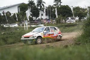 yogyakarta, indonesia - 16 de octubre de 2022 - los corredores compiten en la copa del rey sprint rally jogja foto