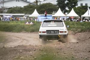 yogyakarta, indonesia - 16 de octubre de 2022 - los corredores compiten en la copa del rey sprint rally jogja foto