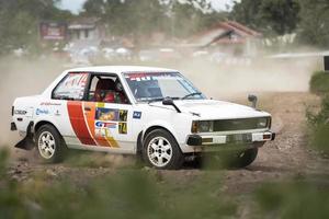 yogyakarta, indonesia - 16 de octubre de 2022 - los corredores compiten en la copa del rey sprint rally jogja foto