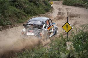 yogyakarta, indonesia - 16 de octubre de 2022 - los corredores compiten en la copa del rey sprint rally jogja foto