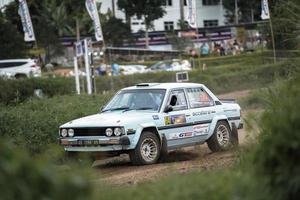 yogyakarta, indonesia - 16 de octubre de 2022 - los corredores compiten en la copa del rey sprint rally jogja foto