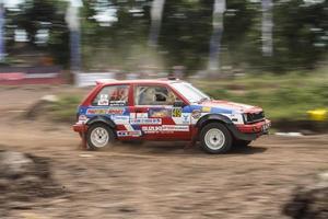 yogyakarta, indonesia - 16 de octubre de 2022 - los corredores compiten en la copa del rey sprint rally jogja foto