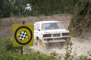 yogyakarta, indonesia - 16 de octubre de 2022 - los corredores compiten en la copa del rey sprint rally jogja foto