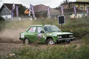 yogyakarta, indonesia - 16 de octubre de 2022 - los corredores compiten en la copa del rey sprint rally jogja foto