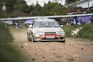 yogyakarta, indonesia - 16 de octubre de 2022 - los corredores compiten en la copa del rey sprint rally jogja foto