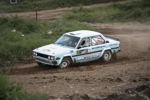 yogyakarta, indonesia - 16 de octubre de 2022 - los corredores compiten en la copa del rey sprint rally jogja foto