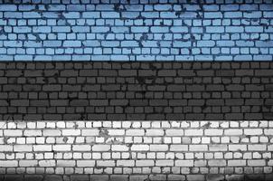 la bandera de estonia está pintada en una pared de ladrillo vieja foto
